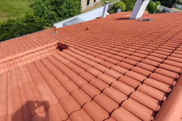 Application d'hydrofuge naturel sur une toiture du vieux Dax
